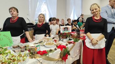 „Z tradycją i ze smakiem” w Ostrówku. Stoiska odwiedziły dziesiątki mieszkańców regionu